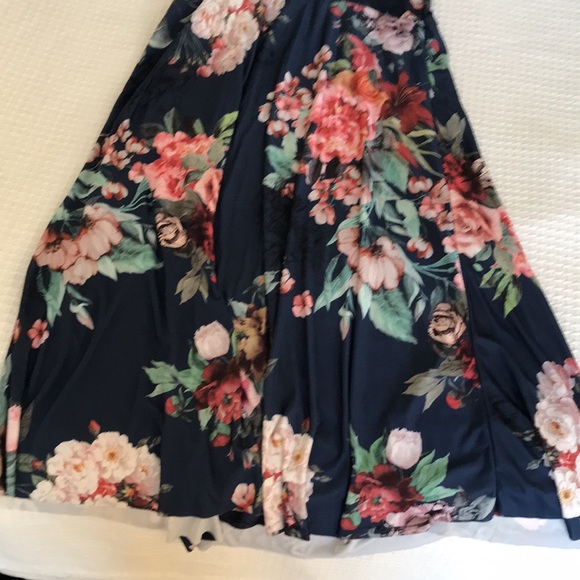 Beautiful new floral dress size 2.  Material is soft to the touch - Picture 3 of 3
